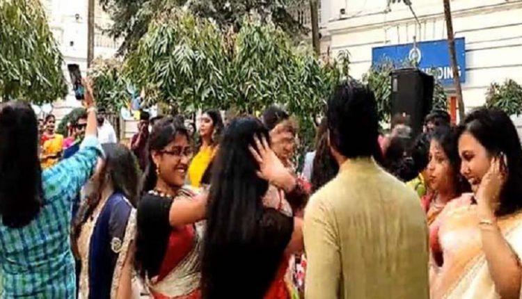 বিশ্ববিদ্যালয়ে ‘টুম্পা সোনা’ গানে ড্যান্স করায় ৫ শিক্ষার্থীকে শাস্তি!